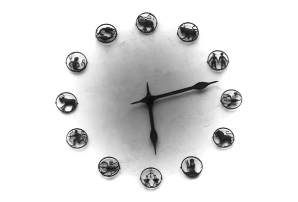 Relógio com um mostrador com signos zodiacais . — Fotografia de Stock
