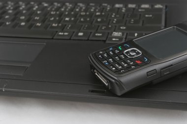 laptop klavye üzerinde izole cep telefonu