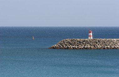 küçük lightouse bir liman girişinde