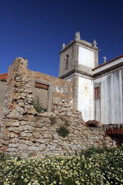 eski kilise yıkık kalede üzerinde