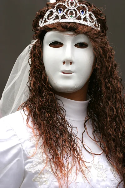 Женщина в белом карнавальном костюме — стоковое фото