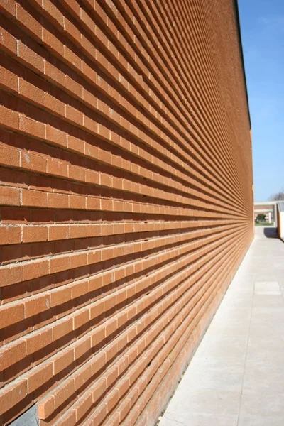Bâtiment moderne avec mur de briques rouges — Photo