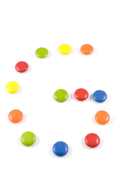 Буква G из цветного шоколада — стоковое фото