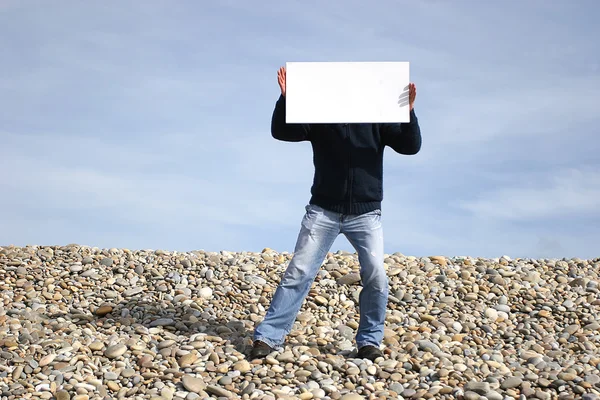 Genç adam holding beyaz kart — Stok fotoğraf