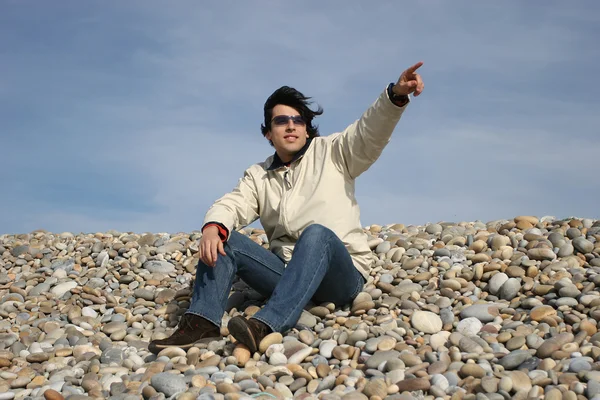 Mladý muž gesta na pláži — Stock fotografie