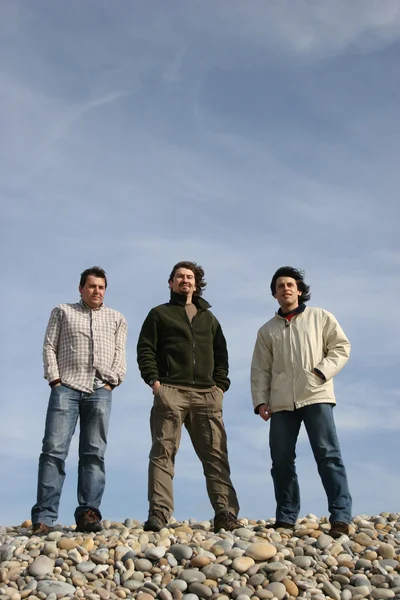Drei lässige junge Männer am Strand — Stockfoto