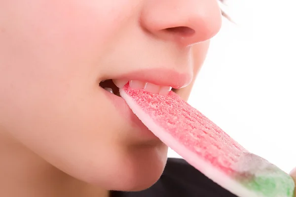 Zavřete záběr ženy jíst gumový — Stock fotografie