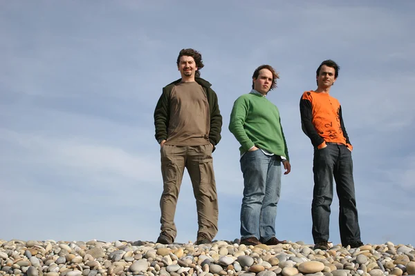 3 青年男子在海滩上构成 — 图库照片