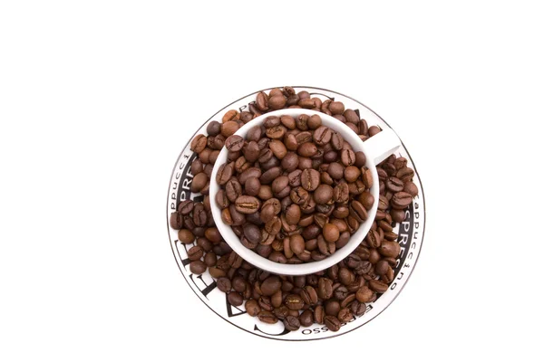 Чашка кофе, полная бобов — стоковое фото