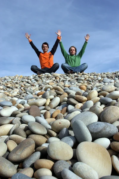 Hombres con los brazos levantados en la playa —  Fotos de Stock