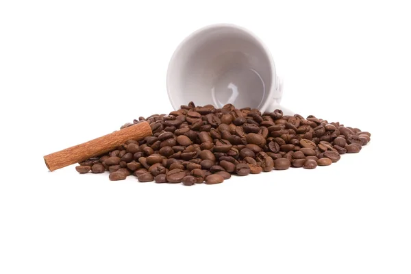 Beker en koffiebonen — Stockfoto
