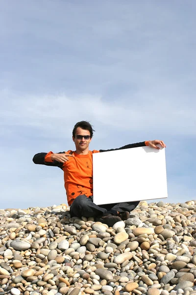 Mann mit weißer Karte am Strand — Stockfoto