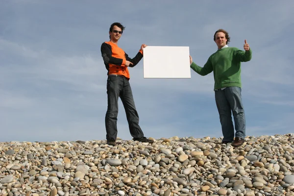 Hombres sosteniendo una tarjeta blanca en blanco — Foto de Stock