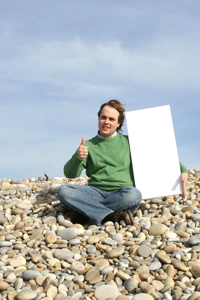 ビーチで白いカードを保持している男 — ストック写真