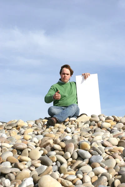 Man med vitt kort på stranden — Stockfoto