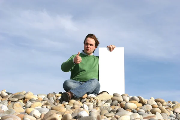 Kumsalda beyaz kart tutan adam — Stok fotoğraf