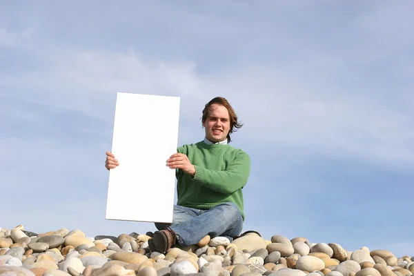 Man Holding White Card in spiaggia — Foto Stock