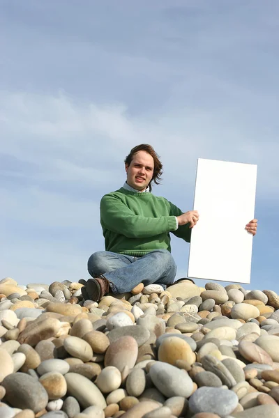 Kumsalda beyaz kart tutan adam — Stok fotoğraf