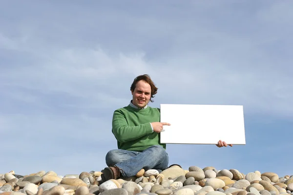 Homem segurando cartão branco na praia — Fotografia de Stock