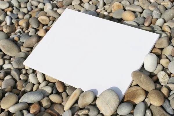 Λευκή κάρτα στην απομονωμένη παραλία — Φωτογραφία Αρχείου