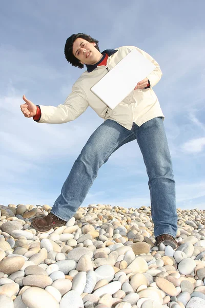 Hombre con tarjeta blanca en la playa — Foto de Stock