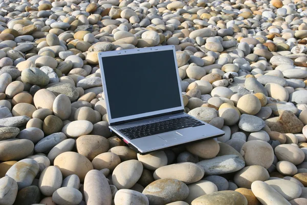 Kişisel bilgisayar plajda izole — Stok fotoğraf