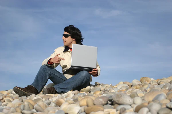Casual homem com laptop na praia — Fotografia de Stock