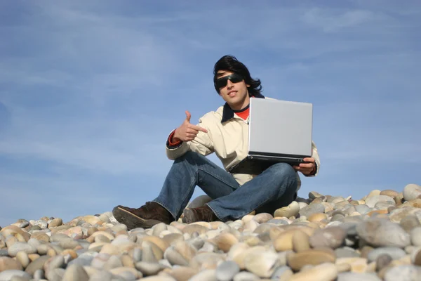 浜のラップトップを持つカジュアルな男 — ストック写真