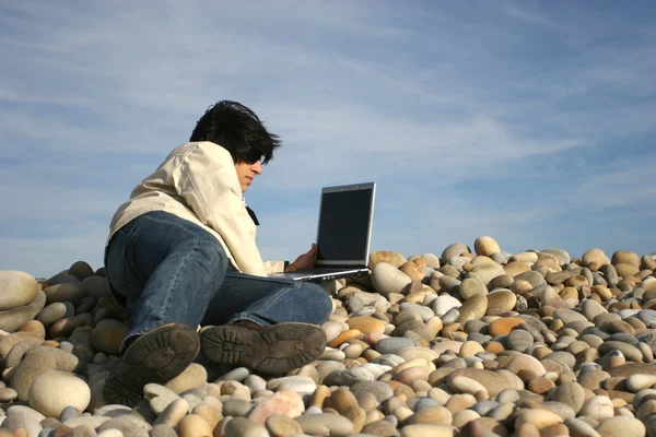 休闲男人用的笔记本电脑 — 图库照片