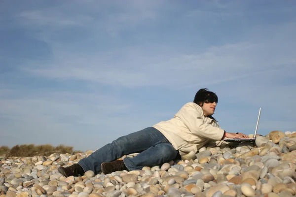 Молодий чоловік працює зі своїм ноутбуком — стокове фото