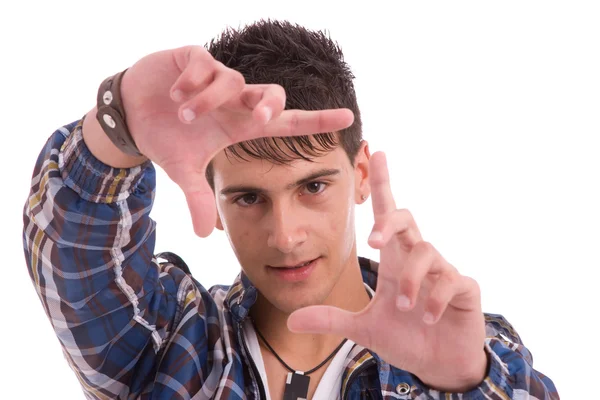 Молодой человек показывает обрамляющий жест рукой — стоковое фото