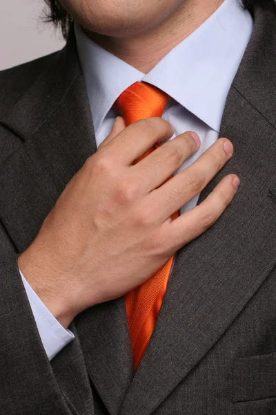 Detail eines Mannes, der seine Krawatte fixiert — Stockfoto