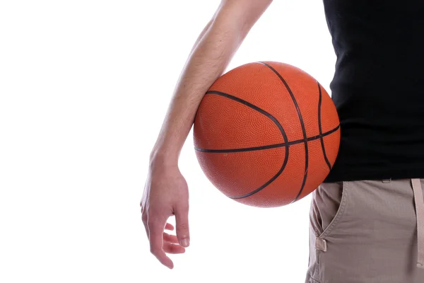 Hombre casual sosteniendo una pelota de baloncesto — Foto de Stock