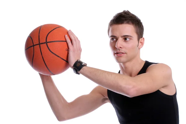 Hombre causal sosteniendo pelota de baloncesto — Foto de Stock