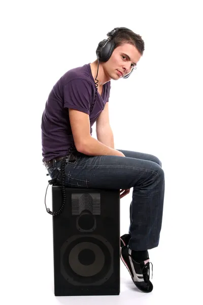 Młody człowiek dorywczo, słuchanie muzyki — Zdjęcie stockowe