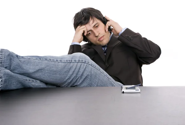 Молодой обеспокоенный бизнесмен по телефону — стоковое фото