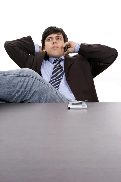 Młody biznesmen relaksujący na telefon — Zdjęcie stockowe