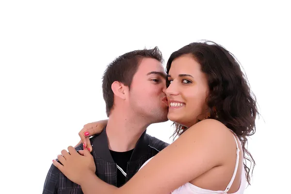 Молодая пара влюблена, мальчик целует девушку — стоковое фото