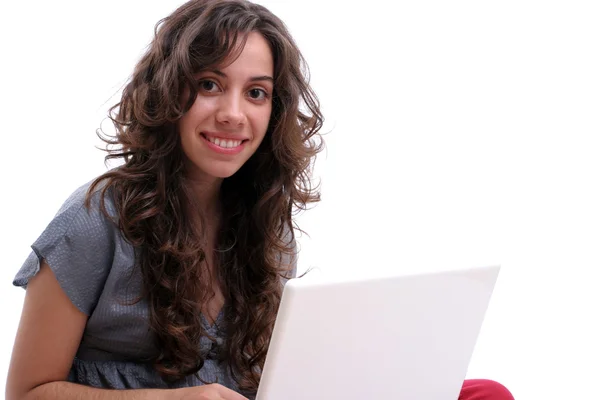 年轻漂亮的女孩工作用的笔记本电脑 — 图库照片