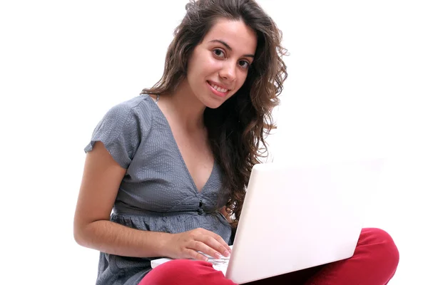 Jovem menina bonita trabalhando com laptop — Fotografia de Stock