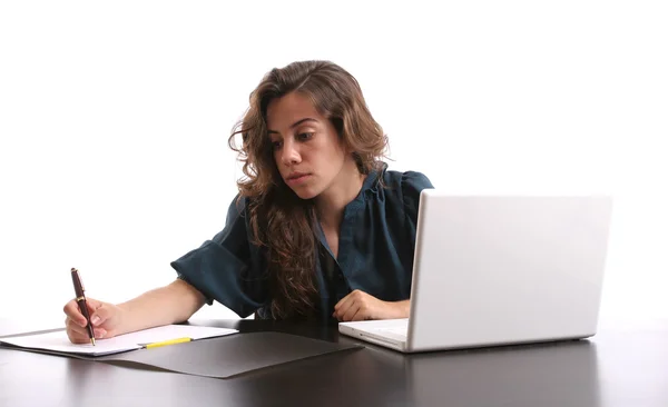 Joven hermosa chica trabajando con el ordenador portátil — Foto de Stock