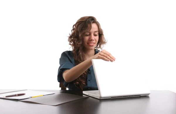 Деловая женщина открывает свой ноутбук — стоковое фото