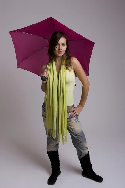 Junge Frau unter einem Regenschirm — Stockfoto
