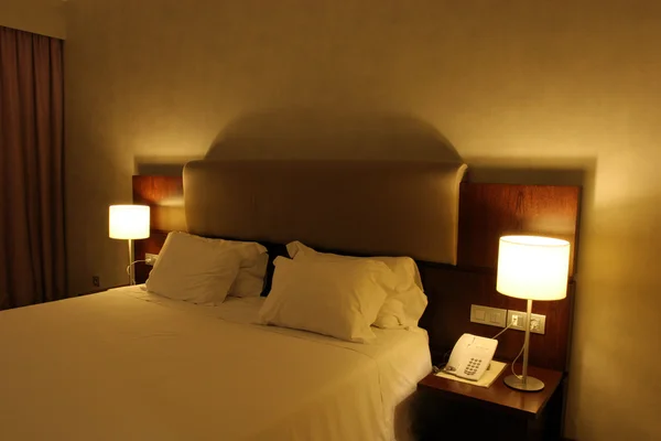 Ξενοδοχείο δωμάτιο με υπέρδιπλο κρεβάτι — Φωτογραφία Αρχείου