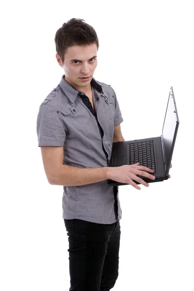Jonge man, die presenteert laptop — Stockfoto
