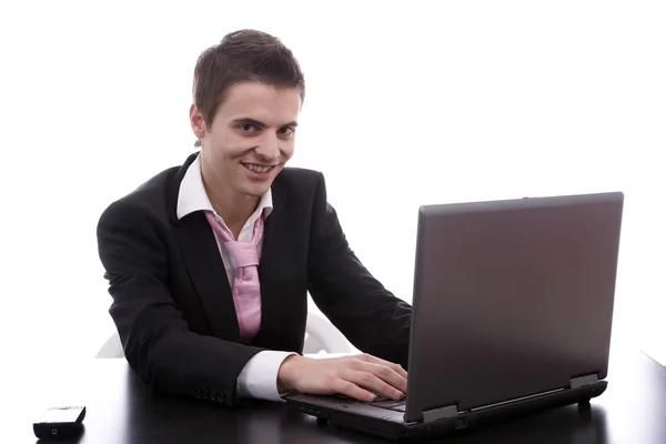Бізнесмен працює з ноутбуком — стокове фото