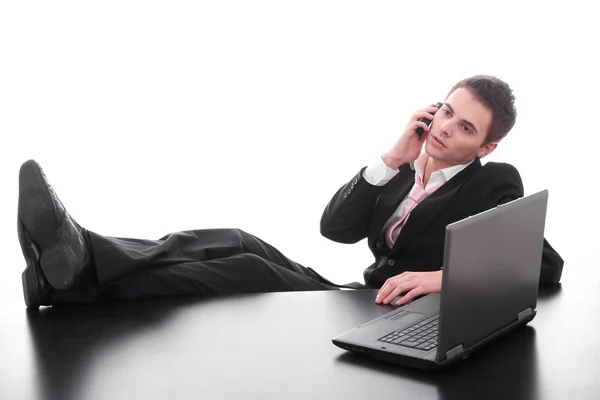 Homem de negócios trabalhando com laptop — Fotografia de Stock