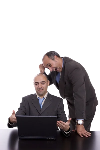 Бізнес команда обговорює ноутбук — стокове фото