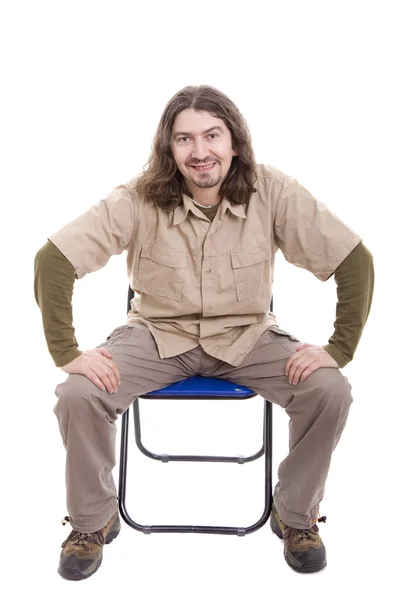 Νεαρός άνδρας κάθεται σε μια καρέκλα — Φωτογραφία Αρχείου