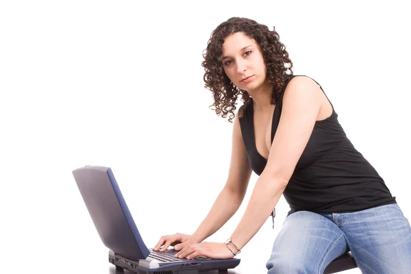 Affärskvinna arbetar med bärbar dator — Stockfoto
